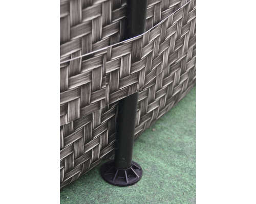 Detailansicht eines Gartenmöbelstücks mit Geflecht und Bein