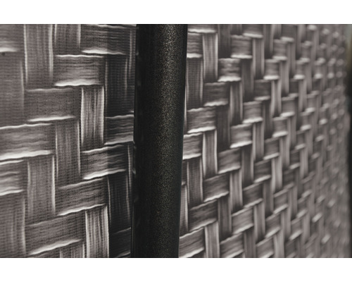 Detailansicht eines Rattanmöbels mit Metallrahmen