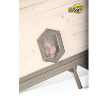 Detailansicht eines Spielhauses aus Holz mit einem Kind, das aus einem Fenster schaut und dem Sunny Logo