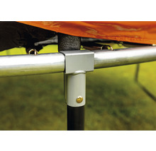 Detailaufnahme eines Trampolins mit Metallrahmen und Federn