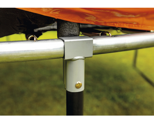 Detailaufnahme eines Trampolins mit Metallrahmen und Federn