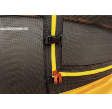 Detailaufnahme eines Trampolinsicherheitsnetzes mit Reißverschluss und Schnalle