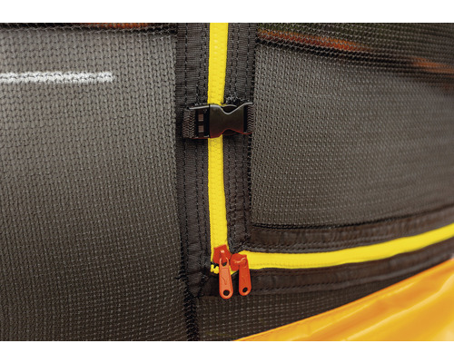 Detailaufnahme eines Trampolinsicherheitsnetzes mit Reißverschluss und Schnalle