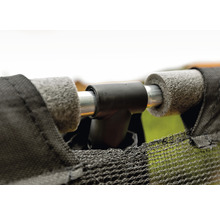 Detailansicht einer Trampolin-Sicherheitsnetz-Befestigung mit Stangenpolsterung