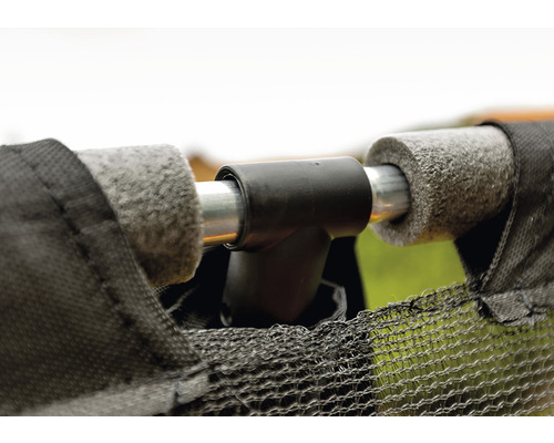 Detailansicht einer Trampolin-Sicherheitsnetz-Befestigung mit Stangenpolsterung