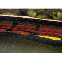 Detailaufnahme eines Trampolinnetzes mit Befestigung