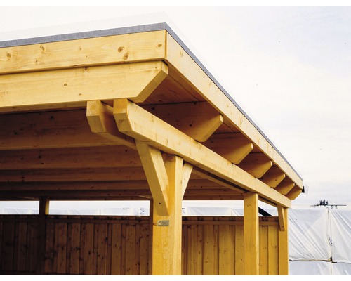 Detailansicht eines Holzcarports mit Trägerkonstruktion