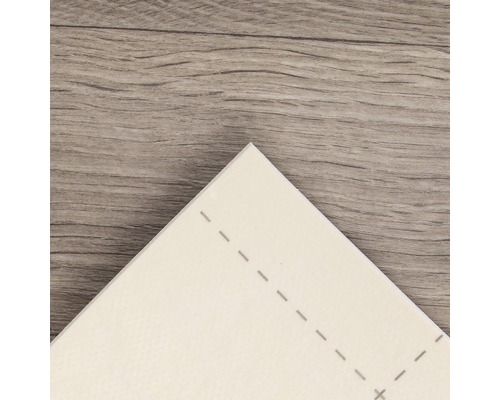 Detailansicht einer weißen Vinylfliese mit gestrichelten Linien auf einem Holzboden