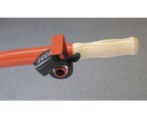 Detailansicht eines Gerätegriffs mit Holzgriff und Bedienelementen