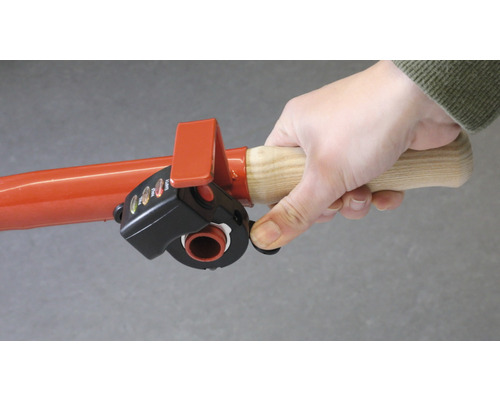 Detailansicht einer Schubkarre mit Holzgriff und Bedienelementen