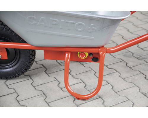 Detailansicht einer Schubkarre mit Not-Aus-Schalter und Ladeanschluss