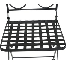 Detailansicht eines schwarzen Metallstuhls mit geflochtener Sitzfläche.