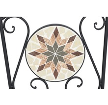 Detail eines Gartentisches mit Mosaikmuster