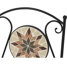 Detailansicht eines Gartentisches mit Mosaikmuster und Metallgestell