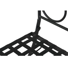 Detailansicht eines schwarzen Metallregals mit gewebter Ablagefläche.