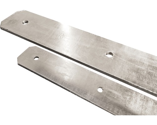 Zwei verzinkte Flachverbinder mit Löchern