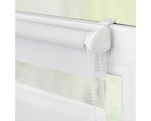 Doppelrollo am Fenster mit Kettenzug