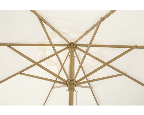 Ansicht von unten eines Sonnenschirms mit Holzrahmen und hellem Stoff