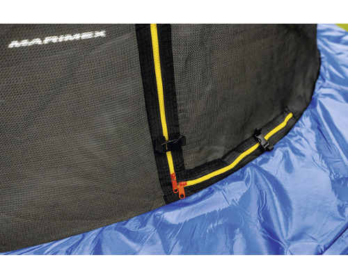 Detailaufnahme eines Trampolinnetzes mit Reißverschluss und Schnalle