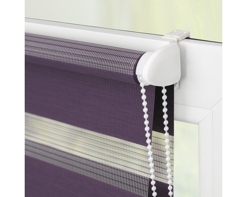 Detailansicht eines Doppelrollos mit Kettenzug am Fenster