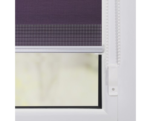Fenster mit violettem Doppelrollo