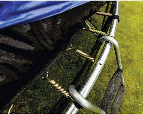 Detailansicht eines Gartentrampolins mit Federn, Sicherheitsnetz und Leiter