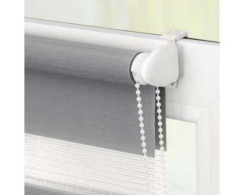 Graues Doppelrollo am Fenster mit Kettenzug