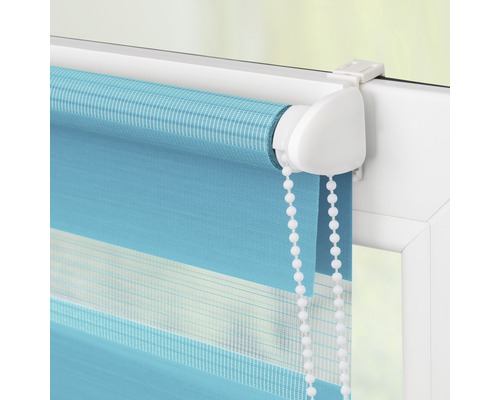 Detailaufnahme eines Duo-Rollos mit Kettenzug am Fenster