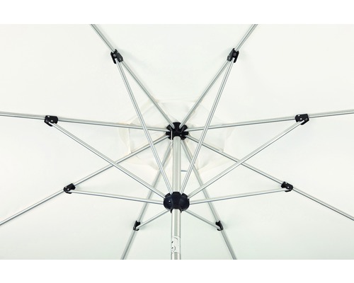 Blick von unten auf ein geöffneter Sonnenschirm mit Aluminiumgestell