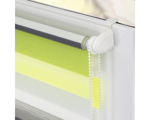 Doppelrollo mit Kettenzug im Fenster