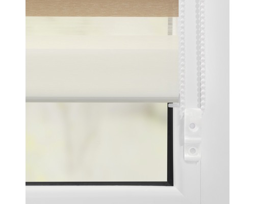 Detailansicht eines Fensters mit einem Rollo zum Schutz der Privatsphäre und zur Verdunkelung