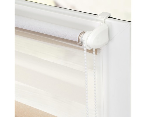 Doppelrollo im Fenster mit Kettenzug zur Bedienung