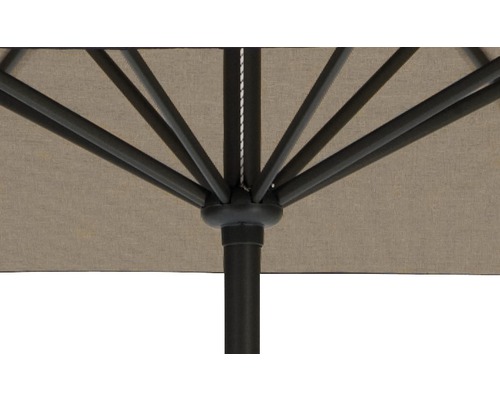 Detailansicht eines Gartenschirms mit Metallgestell und Stoffbespannung.