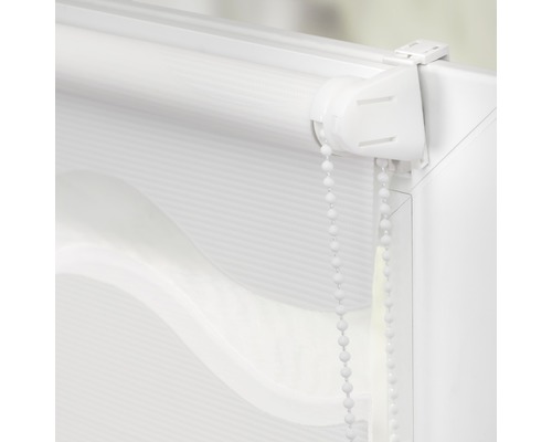 Detailansicht eines weißen Doppelrollos mit Kettenzug