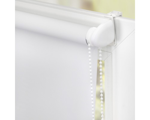 Rollo mit Kettenzug am Fenster