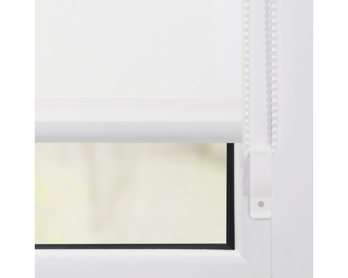 Weißes Rollo am Fenster mit Kettenzug