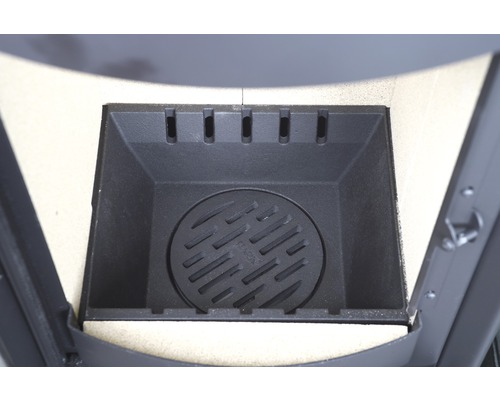 Innenraum eines Kaminofens mit Brennrost