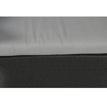 Detailansicht eines Gartenmöbelstücks mit grauer Polsterauflage und geflochtener Basis