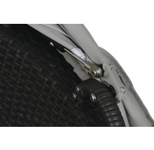 Detailansicht eines Rattansessels mit Verstellmechanismus