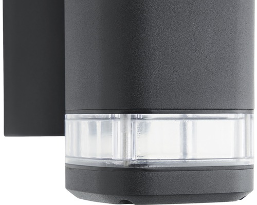 Nahaufnahme einer schwarzen Außenwandleuchte mit transparentem Lampenschirm.