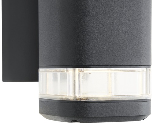 Nahaufnahme einer schwarzen Außenwandleuchte mit klarem Lampenschirm