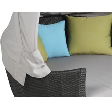Detailansicht eines Daybeds mit Kissen und Baldachin