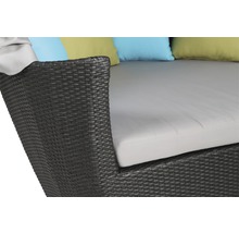 Detailansicht einer grauen Gartenliege aus Polyrattan mit Kissen