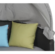 Detailansicht eines Lounge-Bettes mit Überdachung und Kissen