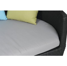 Detailansicht eines Lounge Möbelstücks mit Rattanstruktur und Polster