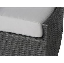 Detailansicht eines Rattansessels mit Sitzkissen