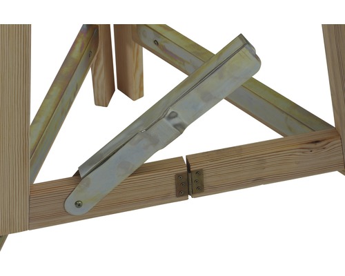 Detailansicht eines Holzbockes mit Metallbeschlägen und Scharnieren.