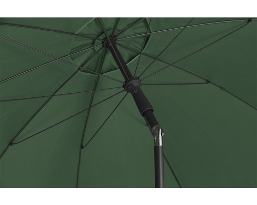 Innenansicht eines grünen Sonnenschirms mit schwarzem Gestell