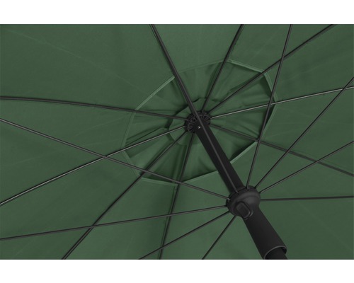 Innenansicht eines geöffneten, grünen Sonnenschirms mit schwarzem Gestell