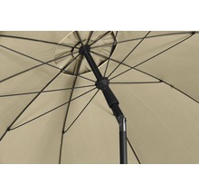 Detailansicht eines Sonnenschirms mit schwarzem Gestell und hellem Bezug